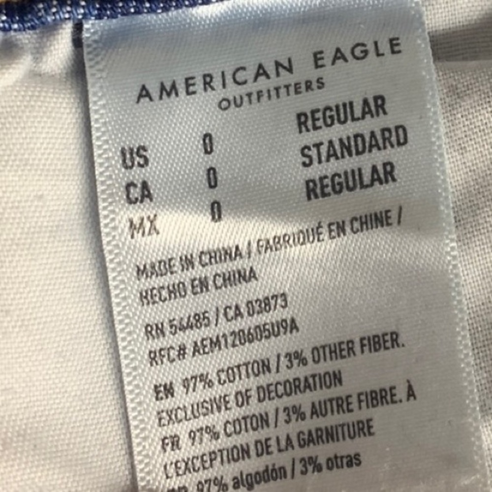 American Eagle Outfitters Retro High Rise Medium Washed Relaxed Mom Jeans - Picture 8 of 8